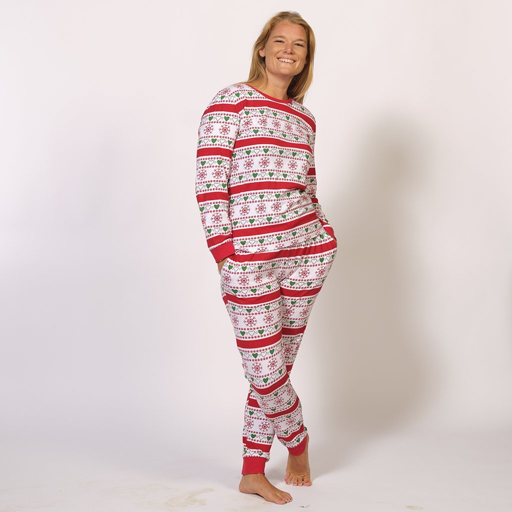 Eine Frau in einem rot-weiß gestreiften Weihnachtspyjama.